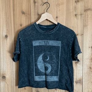 Fifth Sun Charcoal cropped Yin Yang Tee